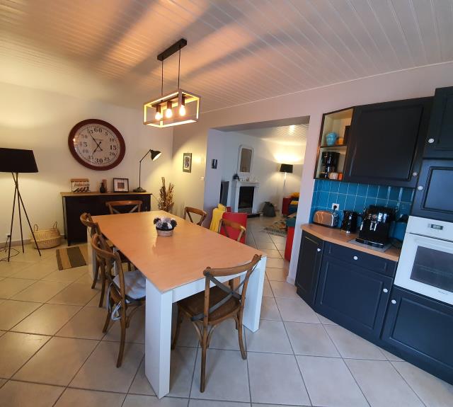  MEUBLÉ AU 26-L'AIGUILLON-LA-PRESQU'ILE-salle à manger