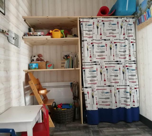  MEUBLÉ CÔTÉ JARDIN-LA FAUTE-SUR-MER-penderie et espace enfant chambre cabine
