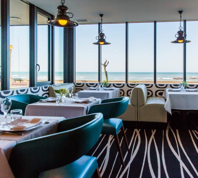 Salle du restaurant le Sloop vue sur mer©caroline Bouchez - 7-Le-Sloop-Atlantic-Hotel-20