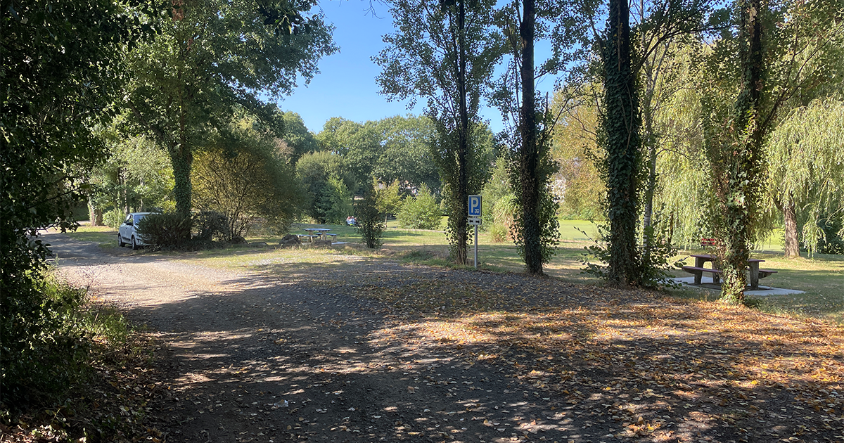 Aire de stationnement Saint-Aubin-des-Châteaux - Étang du Bas du Tertre