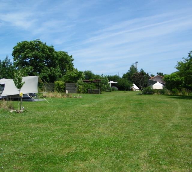 CAMPING ETOURNERIE _CHATEAU-GUIBERT-Vue emplacement2