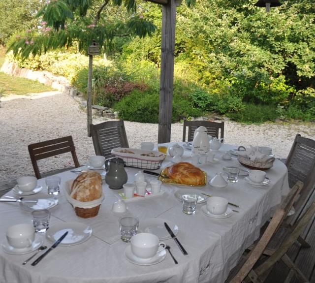 CHAMBRES-4-borderie-table-petit-dejeuner-en-exterieur-terrasse