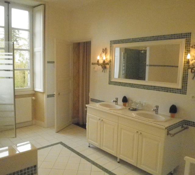 CHATEAU-DE-LA-MARRONNIERE-Chambre-Le-Petit-Bois-Salle-de-Bains-lavabos---CHATEAU-DE-LA-MARRONNIERE