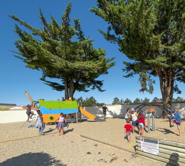 Camping-brandais-aire-jeux-enfants-2021