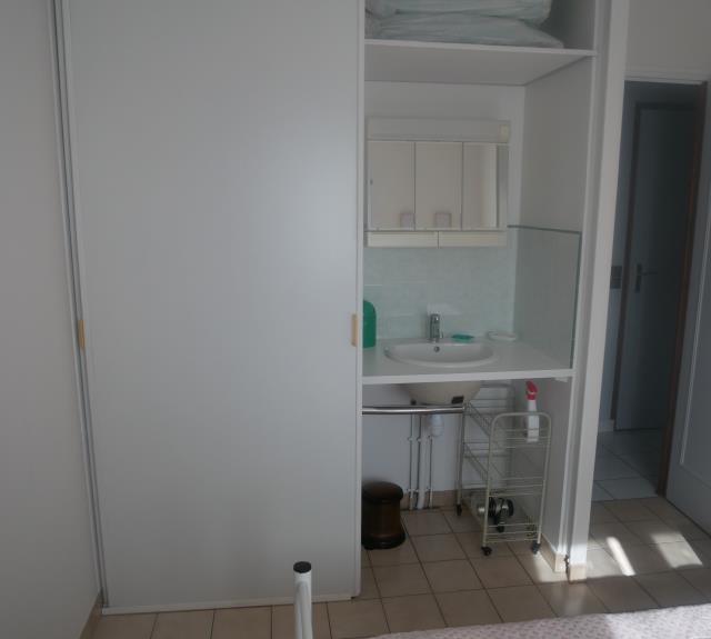 Chambre_3_-_placard_lavabo