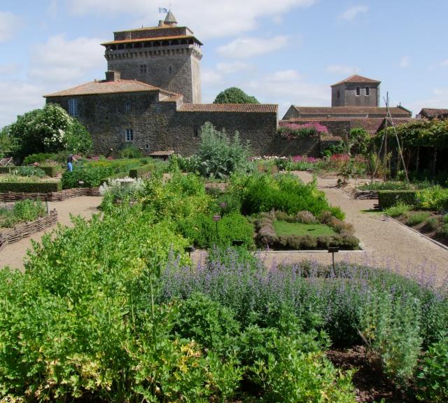 Jardin d'inspiration médiévale Bazoges-en-Pareds