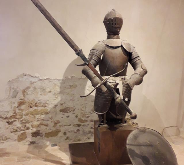 Donjon de Bazoges-en-Pareds - demie armure et épée deux mains