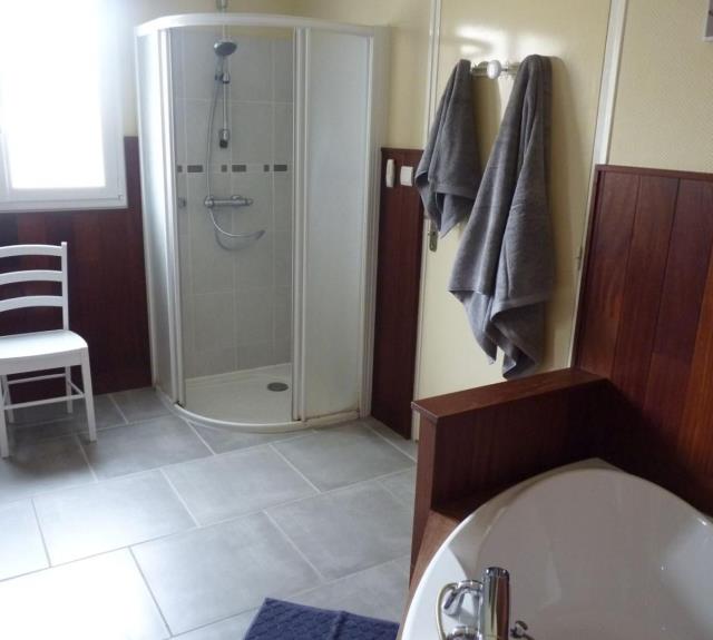 Salle de bains et douches - RDC_19