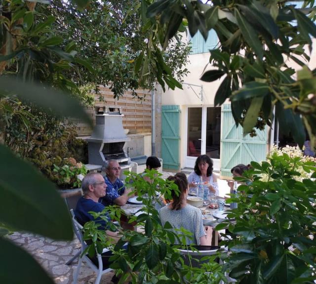 Repas en famille ou entre amis à l'ombre des arbres sur la terrasse privative devant la gîte_14