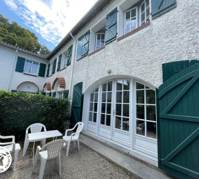 Façade et terrasse gravillonnée_1