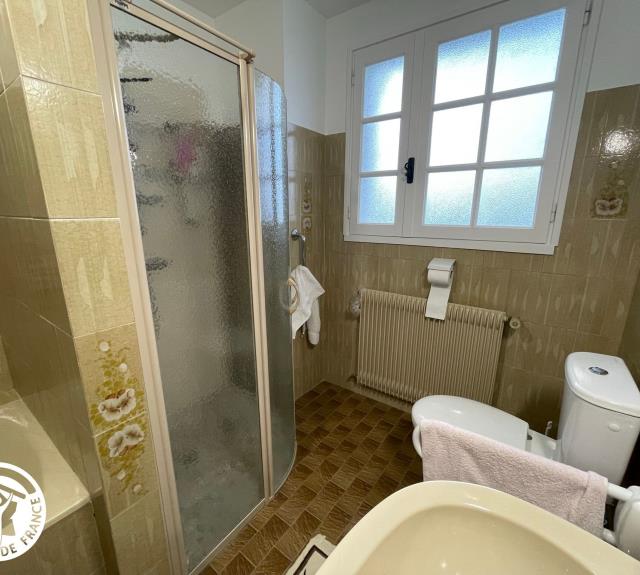 Salle de bains privative Chambre 1 (douche, baignoire et WC)_17