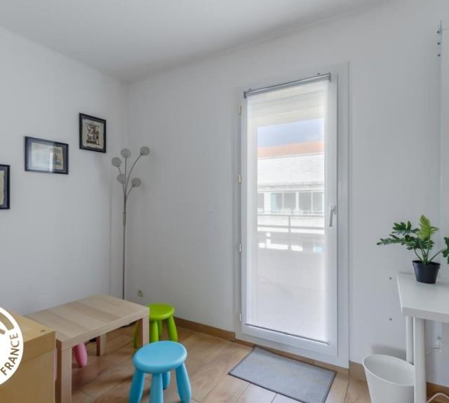 Espace Bureau/jeux pour enfants et accès balcon_16