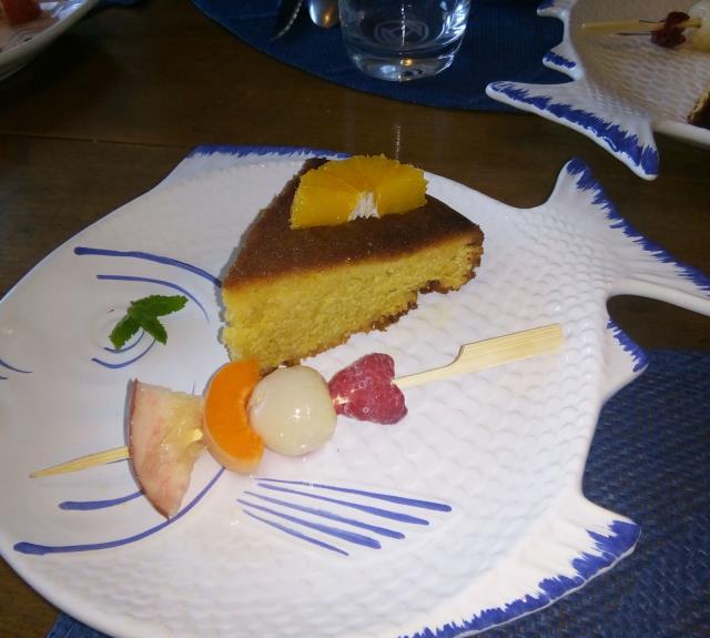 Gâteau à l'orange maison  avec brochette de fruits frais_17