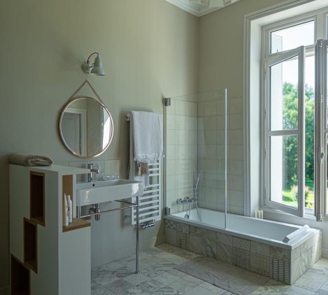 La Haute Braconnière - la salle de bain de la chambre Blanche et Or_7