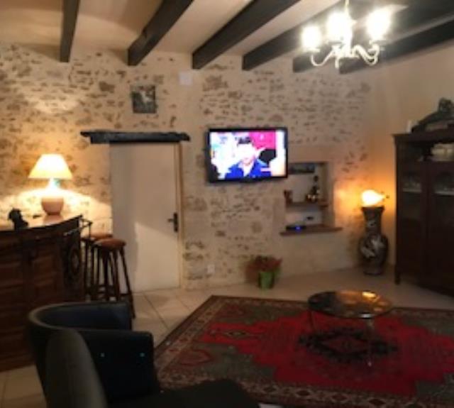 salon et coin TV GÎTE DU MOULIN Moutiers-sur-le-Lay