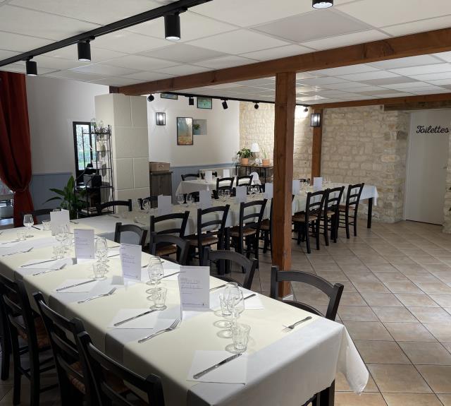 Le Moulin Cécile-Chasnais-Table de banquet