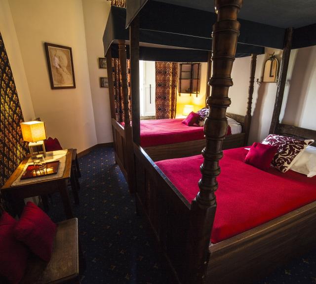 Singles beds in the Chevaliers room connecting with Maillé