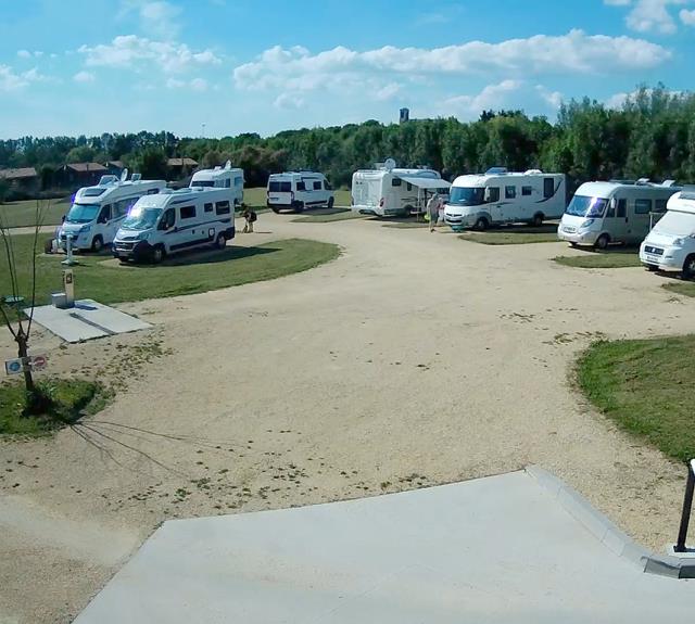 AIRE DE CAMPING-CAR L'ILE CARIOT - CHAILLE-LES-MARAIS pleine