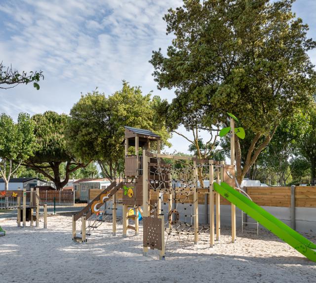 aire-de-jeux-enfants-camping-domaine-des-salins