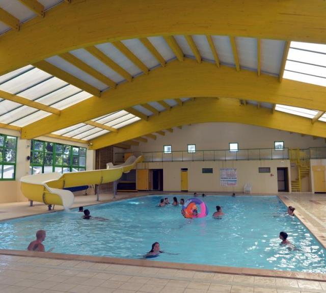 camping-angles-moncalm-piscine-interieure