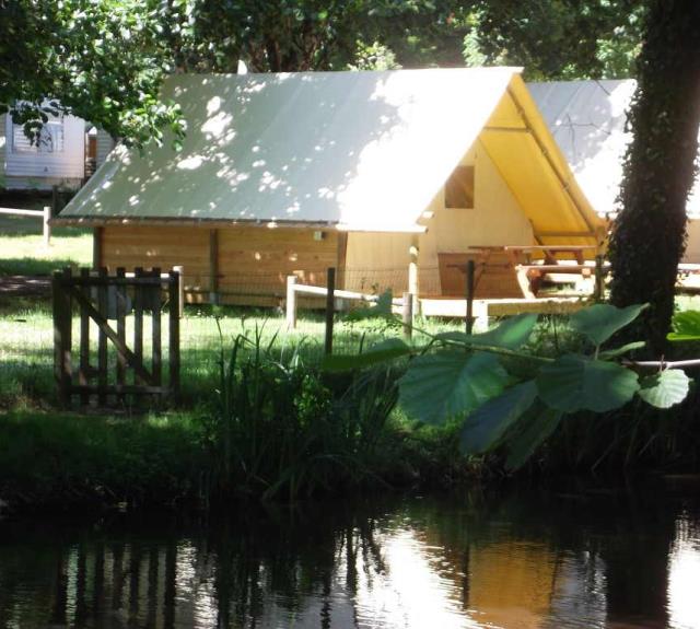 camping-avrille-beauchene-bungalow-toile