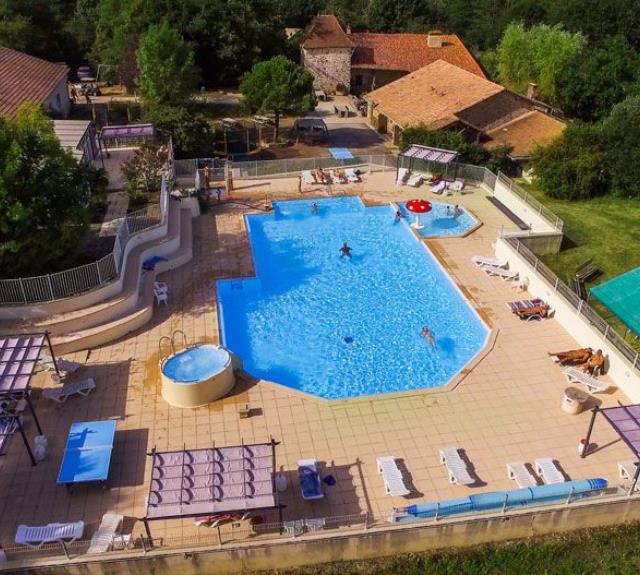 camping-lecolombier_piscine_vue_aerienne_camping-naturiste-vendee