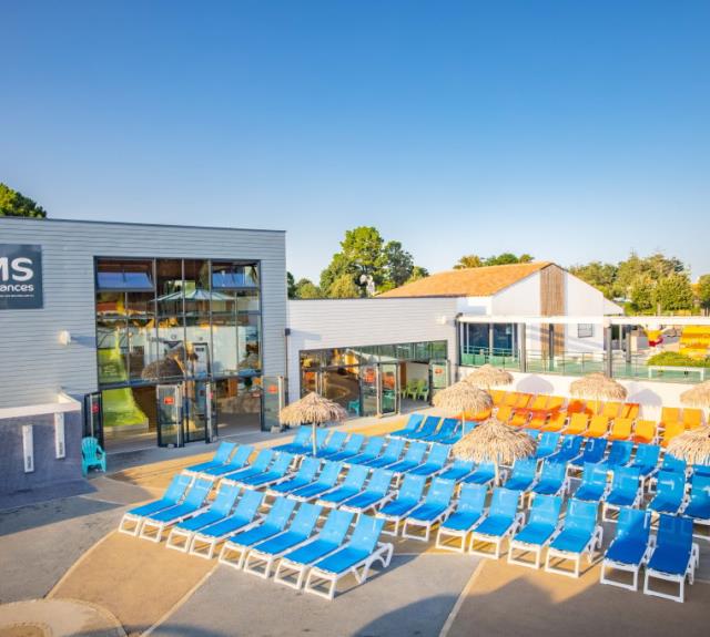 camping-longeville-mer-brunelles-piscine-transats