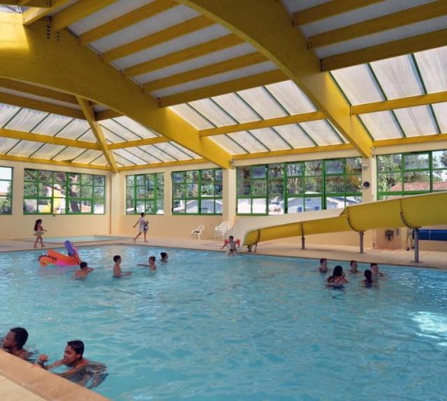 camping-moncalm-angles-piscine-interieure-toboggan