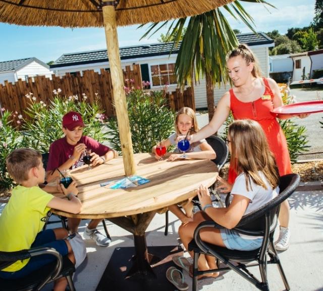 camping-talmont-st-hilaire-dinosaures-bar-terrasse
