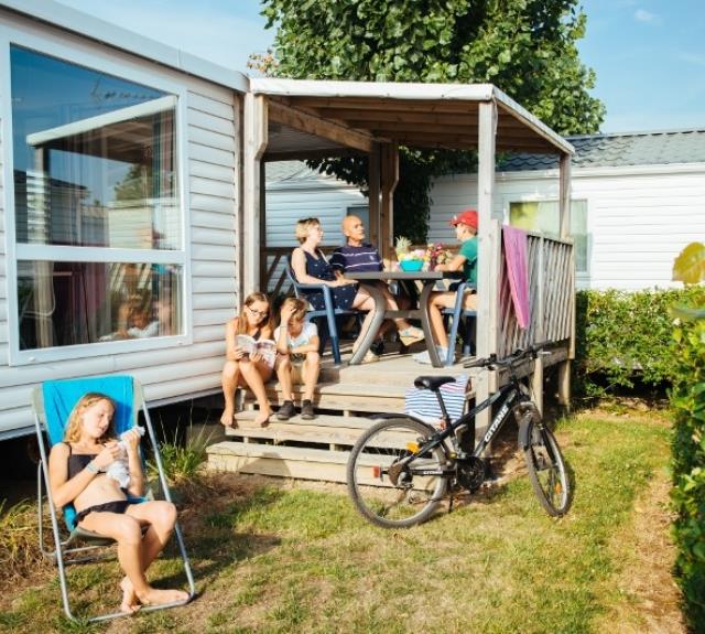 camping-talmont-st-hilaire-dinosaures-mobil-home-terrasse-couverte