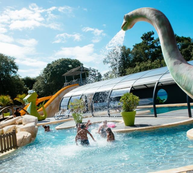 camping-talmont-st-hilaire-dinosaures-piscine-exterieure