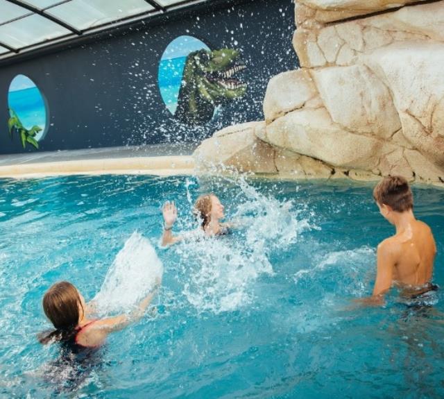 camping-talmont-st-hilaire-dinosaures-piscine-interieure