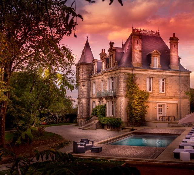 chateau-des-tourelles-en-vendee-vue-piscine
