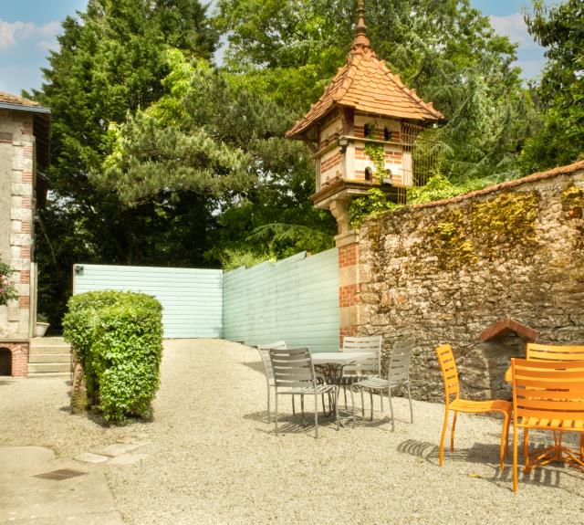chateau_des_tourelles_gite_exterieur_terrasse_vue_gite_3
