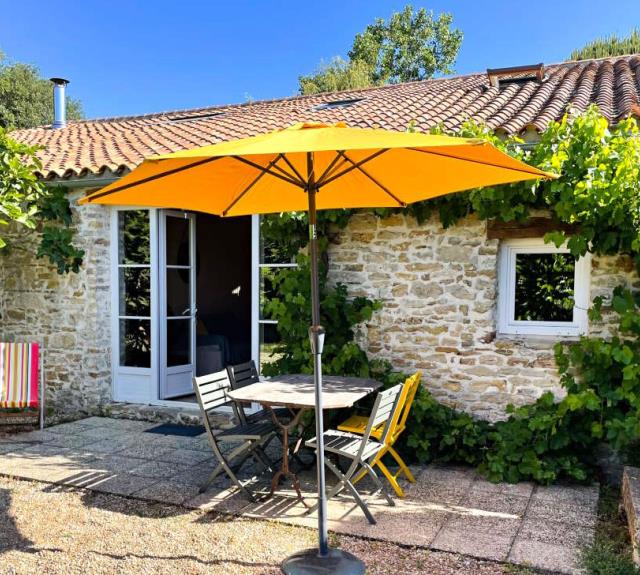 gite-marais-talmont-domaine-guittiere-terrasse