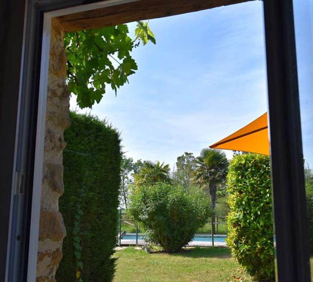 gite-marais-talmont-domaine-guittiere-vue-piscine