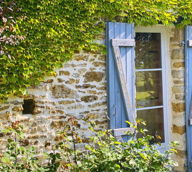 gite-talmont-st-hilaire-domaine-guittiere-batisse-pierre