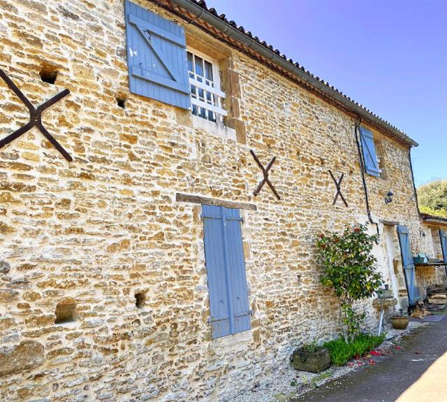 gite-talmont-st-hilaire-domaine-guittiere-corps-ferme