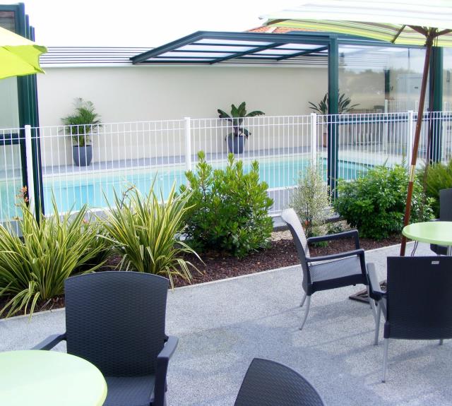 hotel-angles-auberge-moricq-terrasse-piscine