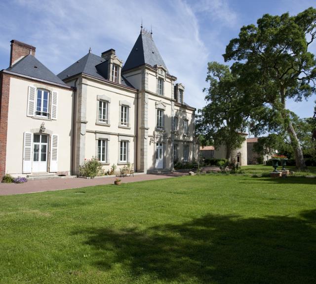 hotel-chateau-la-richerie-beaurepaire-85-hot-1