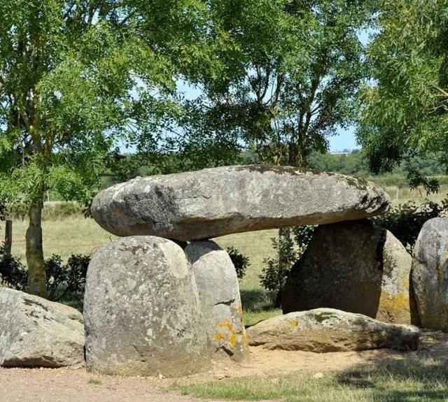 le-bernard-dolmen-de-la-cour-du-breuil-credit-delonde-thomas