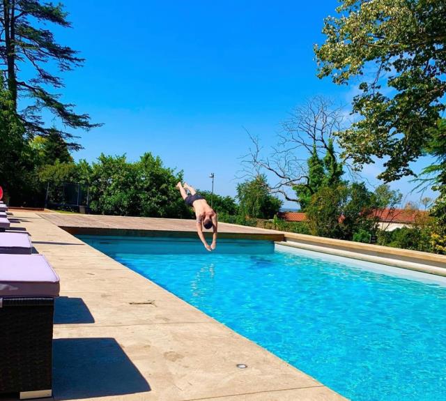 lechateaudestourellesenvendee-piscine-plongeon1