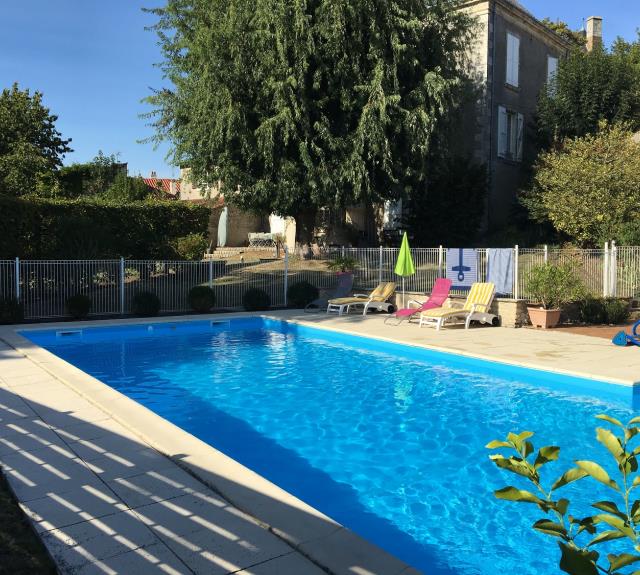 piscine-meublé-barbier-85570-l-hermenault-1