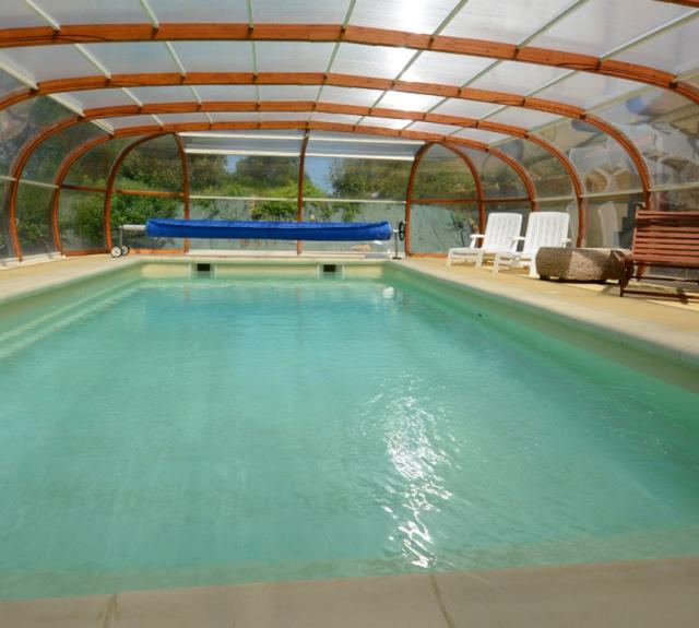 piscine-couverte-gites-chantonnay-1600x760