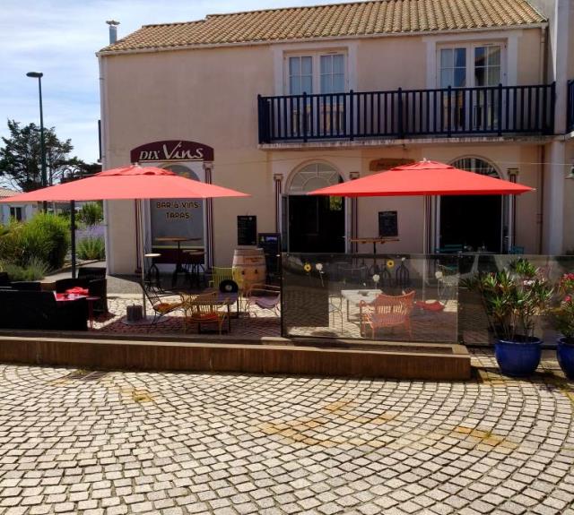 restaurant_talmont-st-hilaire_dix-vins_terrasse-parasols