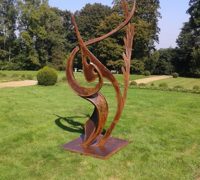 une-nouvelle-sculpture-de-Francois-Lavrat-dans-le-parc-du-chateau-de-la-Flocelliere