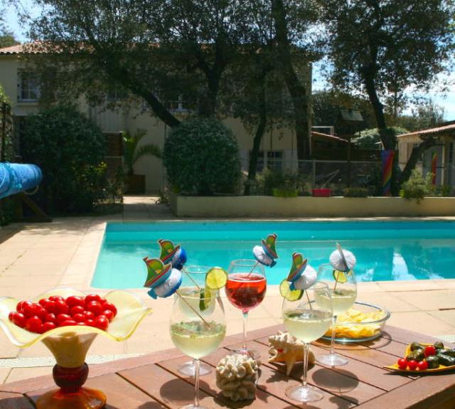 villa-perloa-port-bourgenay-piscine-terrasse-apero